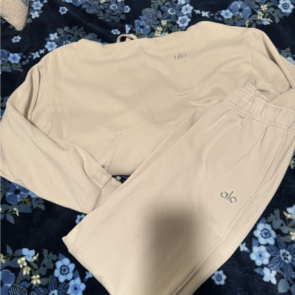 ALO YOGA Ivory Accolade Matching Set